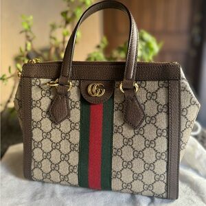 GUCCI Ophidia GG Supreme Monogram Small Ophidia tote bag in brown.